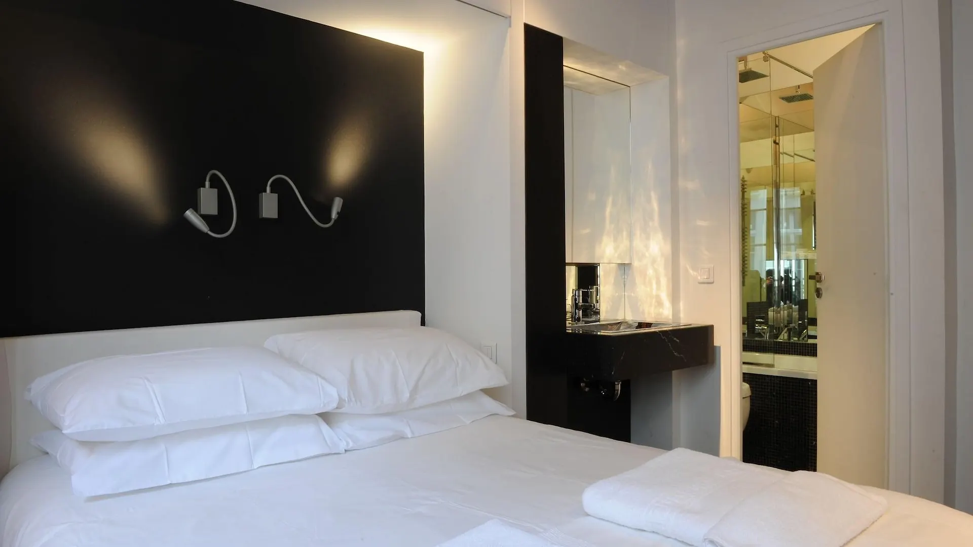 Boutique De La Place Des Vosges