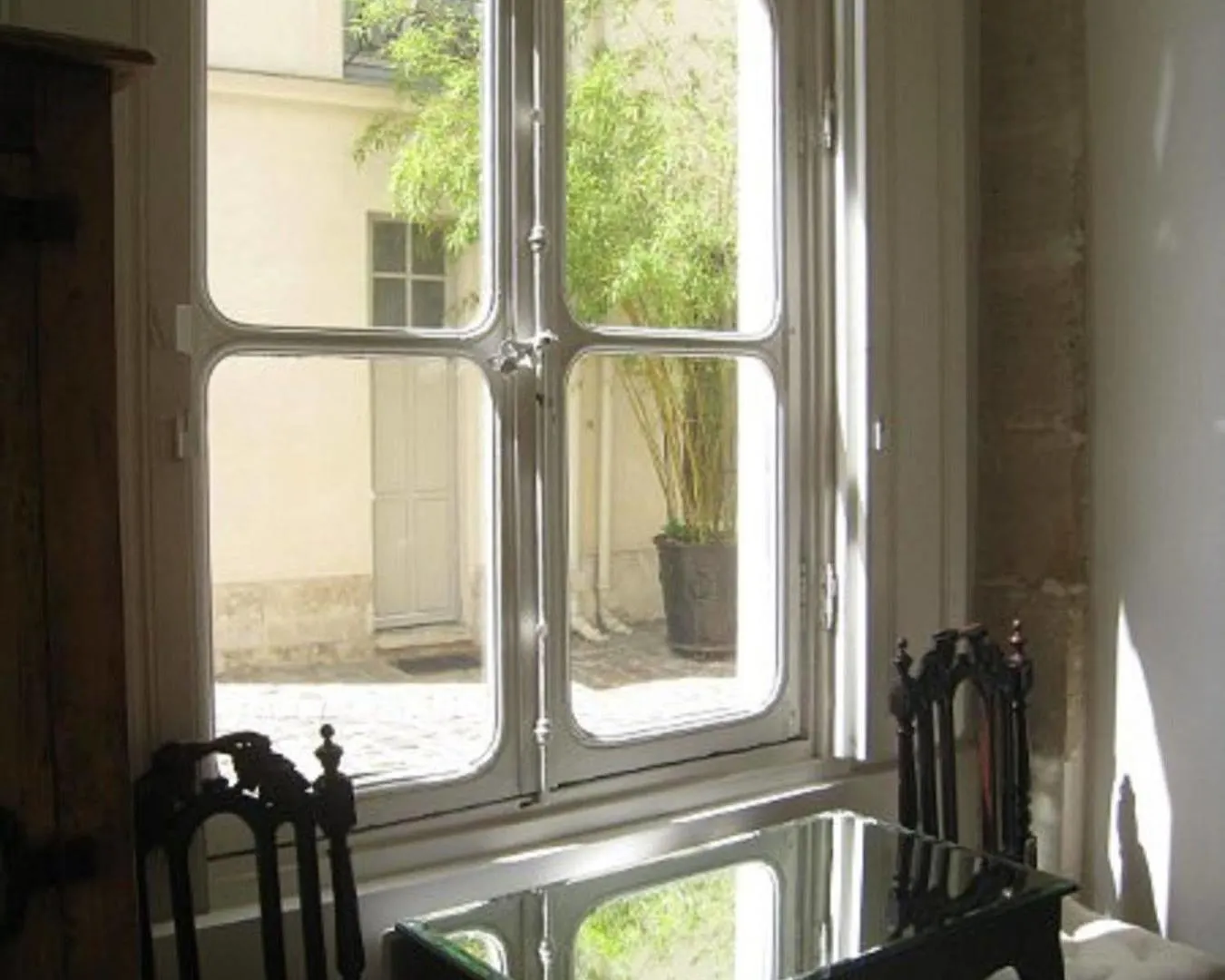Boutique De La Place Des Vosges