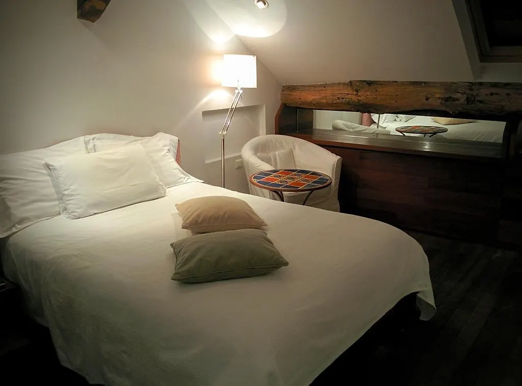 Boutique De La Place Des Vosges Otel