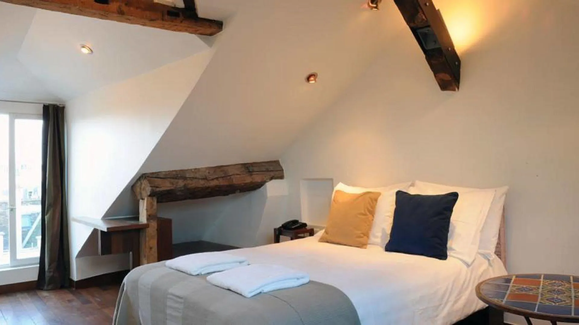 Boutique De La Place Des Vosges Otel Paris